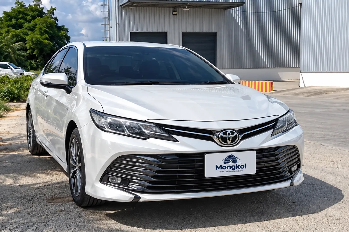 รถ Toyota Camry สีขาว รถเก๋ง พร้อมคนขับ