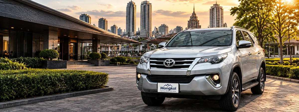รถ Toyota Fortuner ของ Mongkol จอดรอรับลูกค้าหน้าโรงแรมยามเย็น
